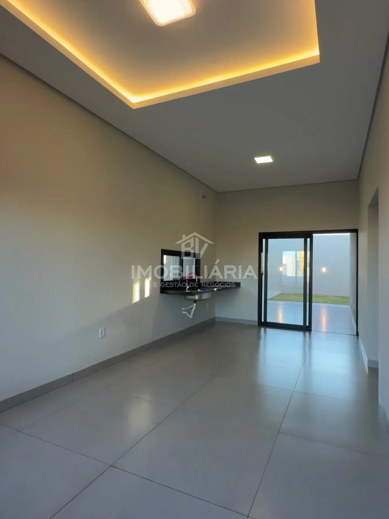 Casa para alugar no Jardim Buritis II — sala integrada à cozinha