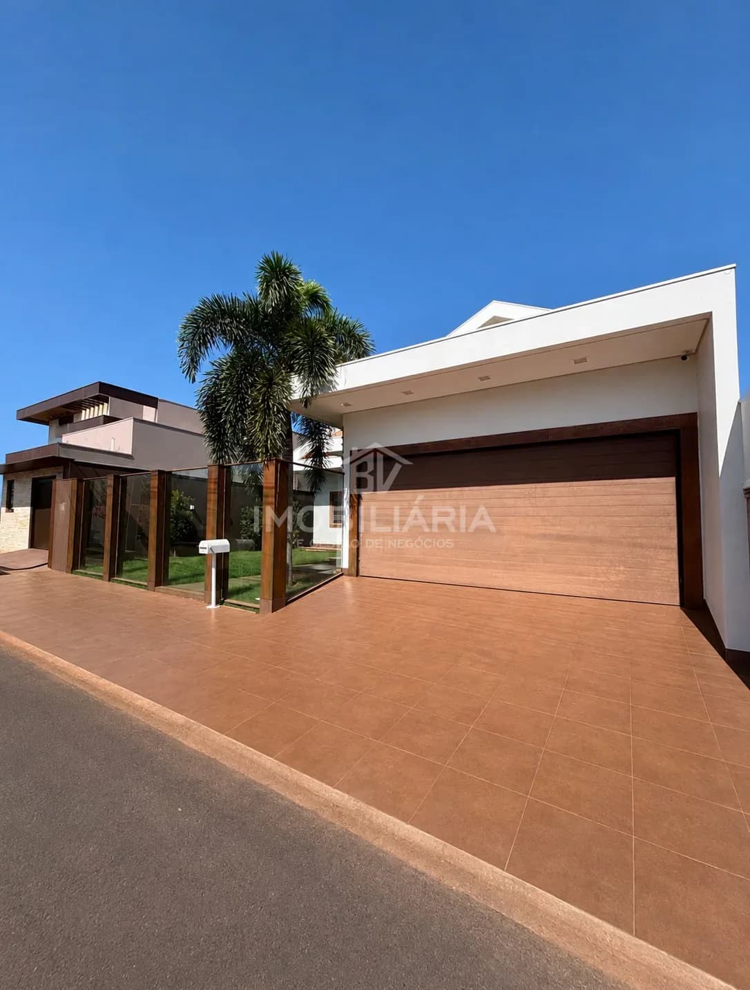 Residência de alto padrão em Tangará da Serra — fachada principal e garagem