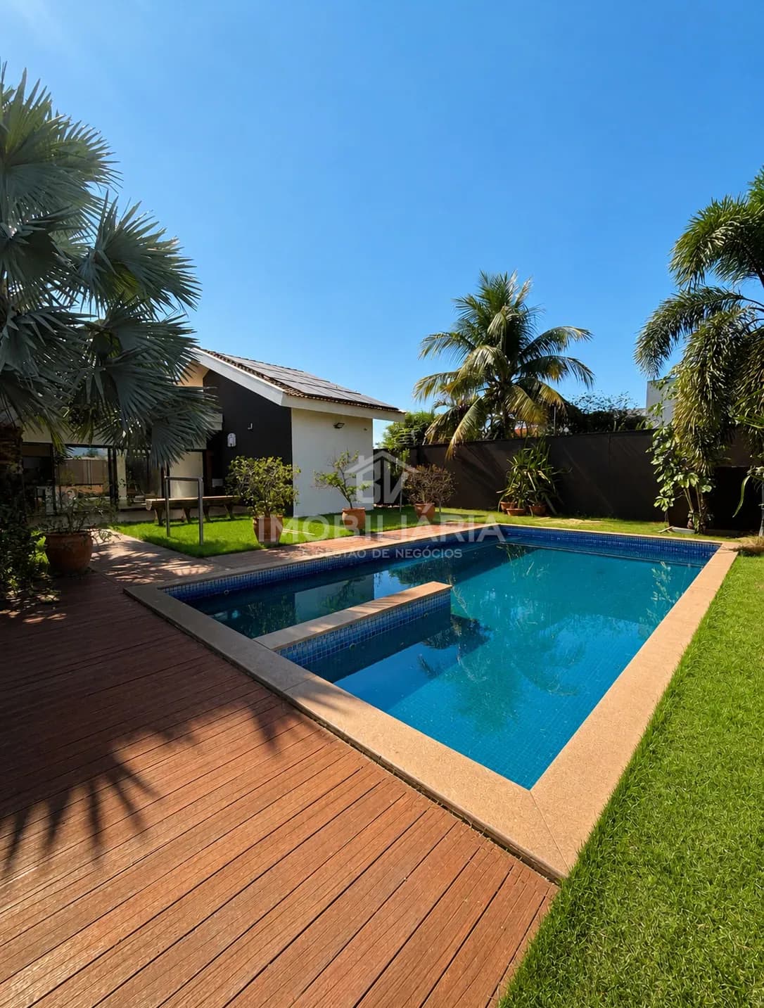 Residência de alto padrão em Tangará da Serra — piscina e área externa